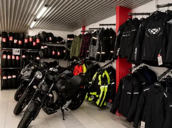 Motos expuestas en tienda Lira 754